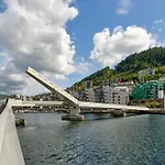 Stylish 2-Br Retreat In Heart Of Vibrant Bergen