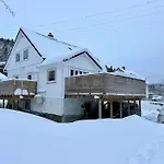 Stort, Koselig Hus I Naturomrade