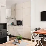Dinbnb Homes I Idyllically Located 4-Bedroom Home