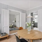 Central Apartment With 2 Bedrooms