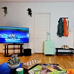 Prime Location Amazing King Bed Colorful Oasis