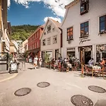 Nyrenovert Bergenshus Med Sjel I Stille Og Vakker Gagate, Midt I Hjertet Av Bergen Sentrum