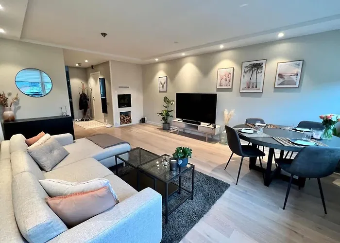 Sea View & Balcony - Top-Floor Apartment Near Old Bergen