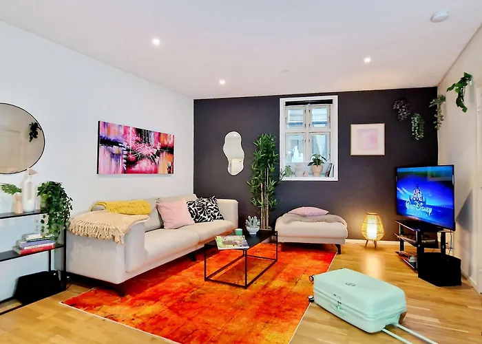 Prime Location Amazing King Bed Colorful Oasis