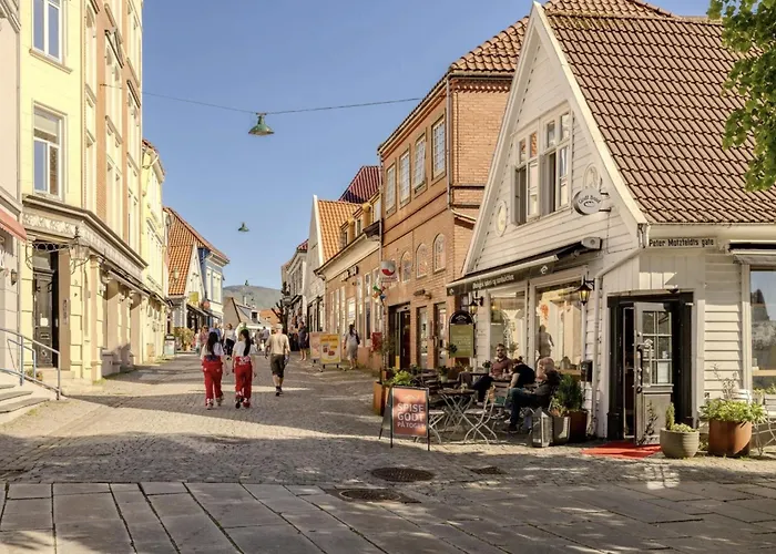 Nyrenovert Bergenshus Med Sjel I Stille Og Vakker Gagate, Midt I Hjertet Av Bergen Sentrum