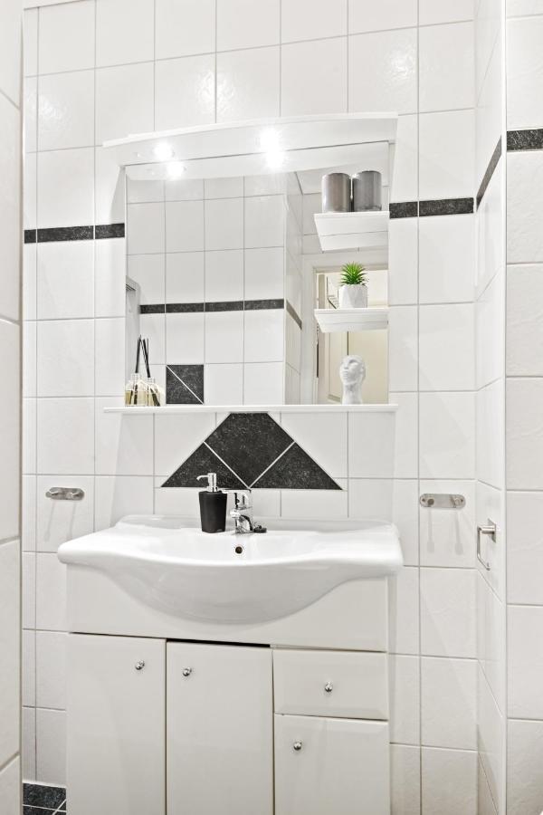 Central With High Standard Apartment *