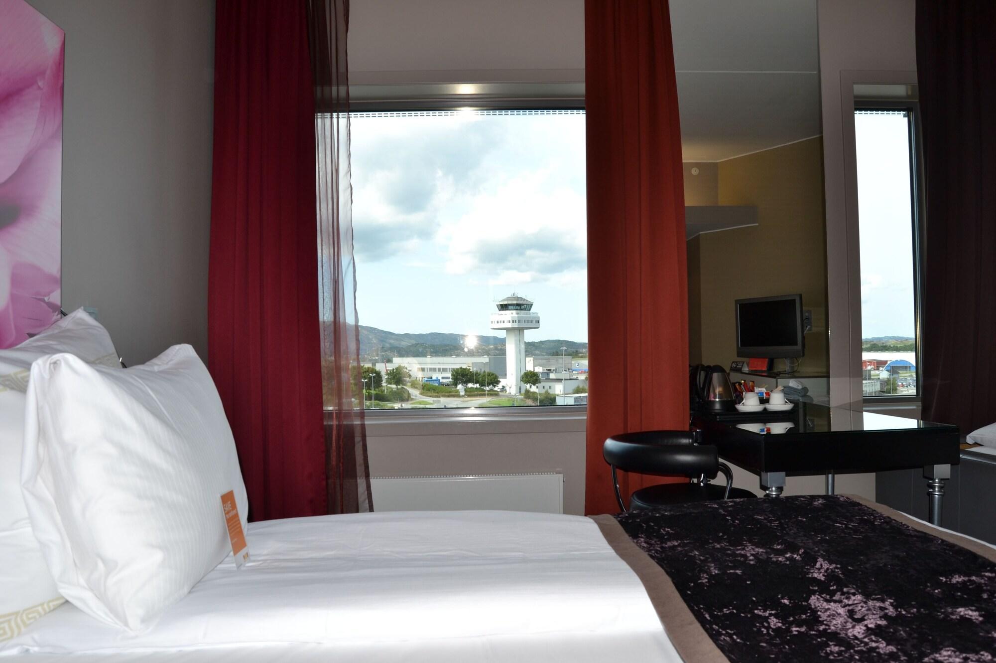 Hotel Clarion Airport 4*
