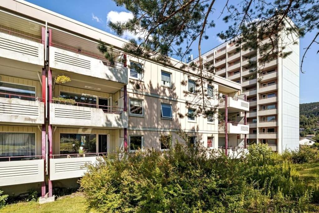 Apartment Lovely With Free Parking In Shared Bergen