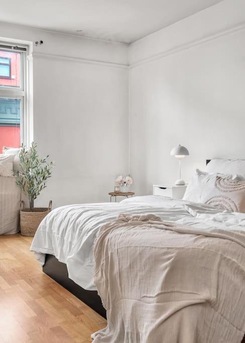 Expansive Charm: Cozy 150sqm Retreat In Apartment