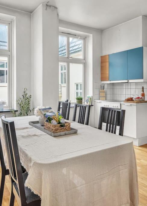 Expansive Charm: Cozy 150sqm Retreat In Apartment *