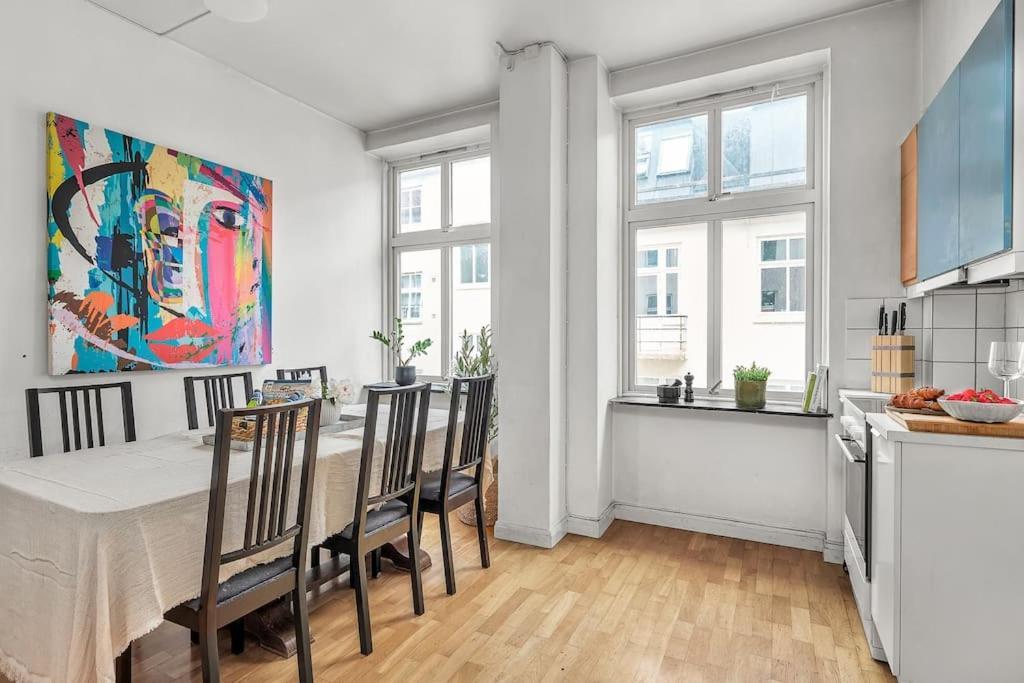Expansive Charm: Cozy 150sqm Retreat In Apartment