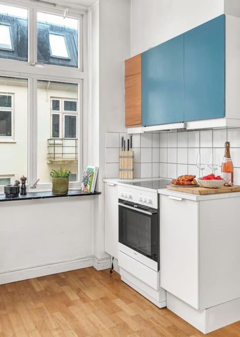 Expansive Charm: Cozy 150sqm Retreat In Apartment *