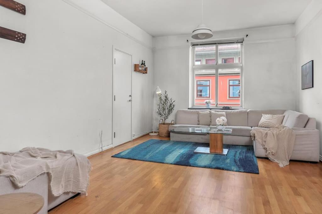 Expansive Charm: Cozy 150sqm Retreat In Apartment *