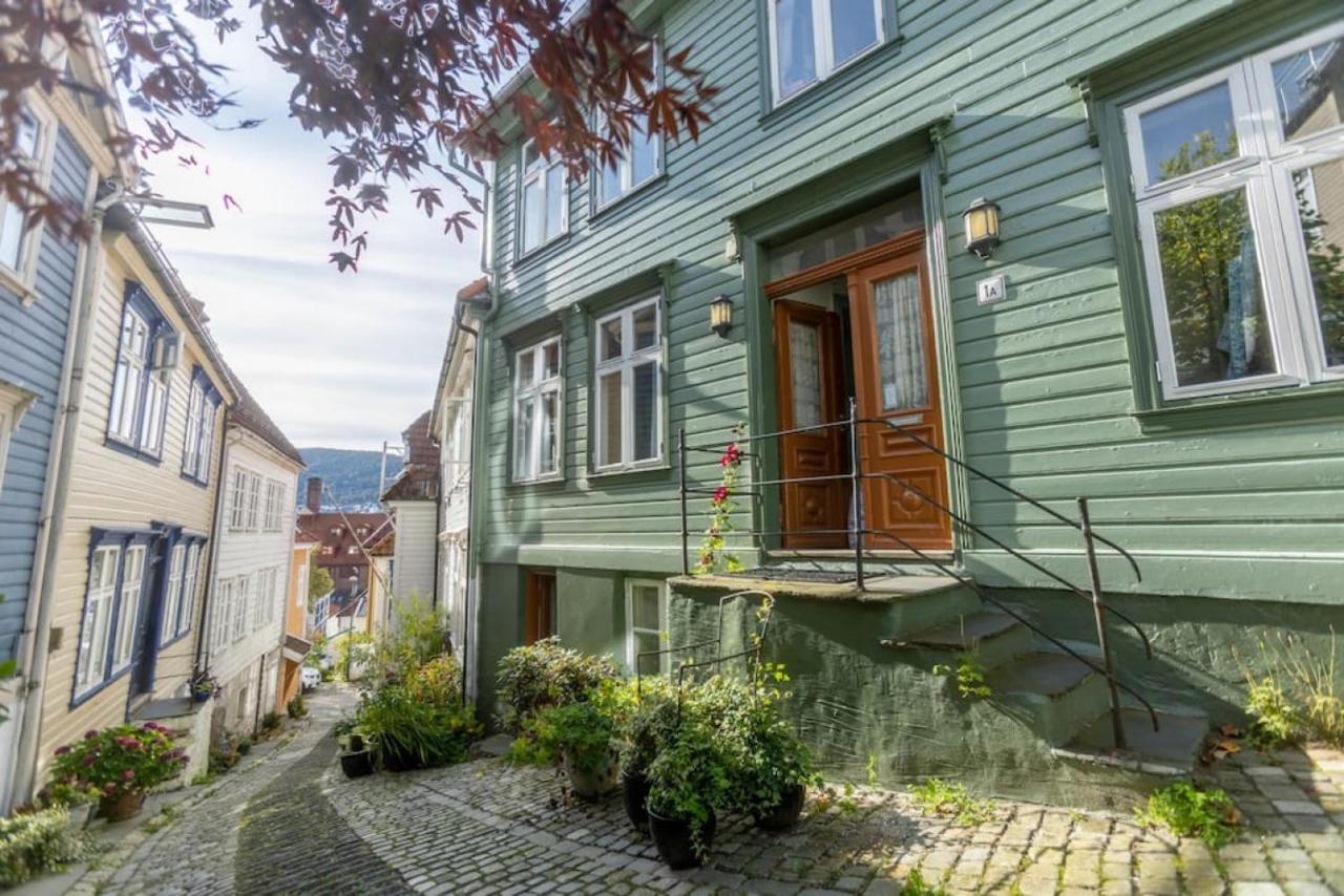 Dinbnb Homes I Cozy Cellar In Historical Cobblestone Street