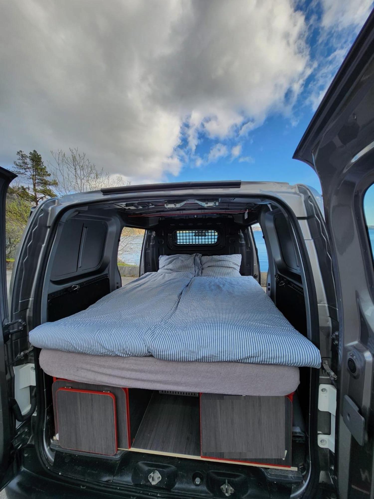 Electric London Black Minicamper Luxury tent Bergen