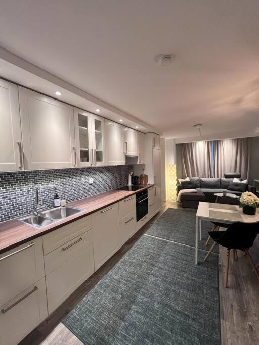 Spacious And Beautiful In With Free Parking Appartement