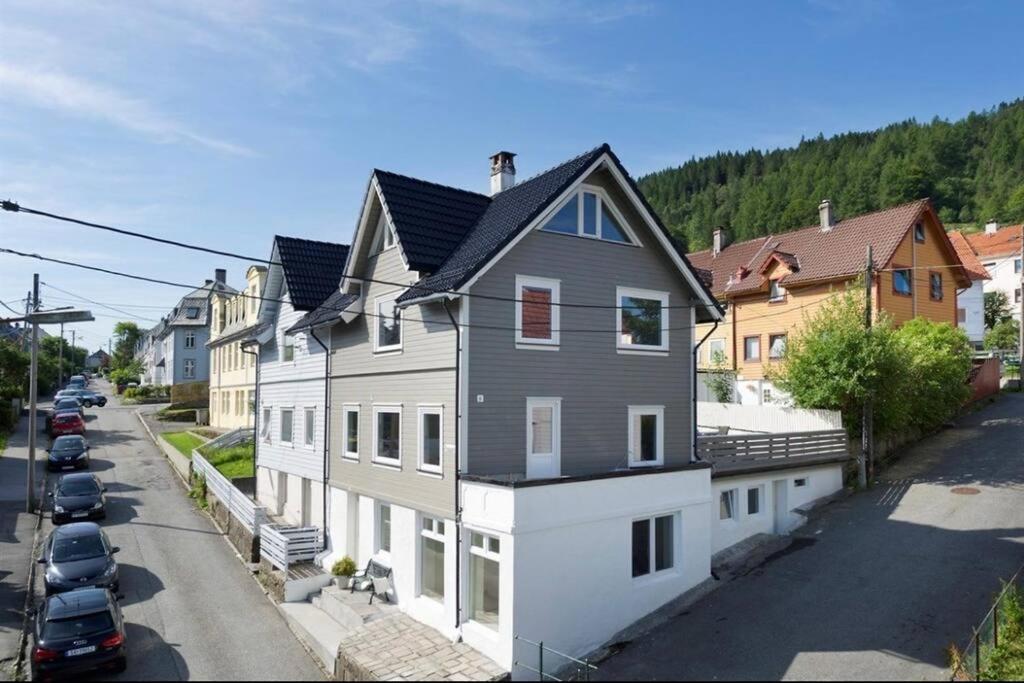 Spacious And Beautiful In With Free Parking Appartement *