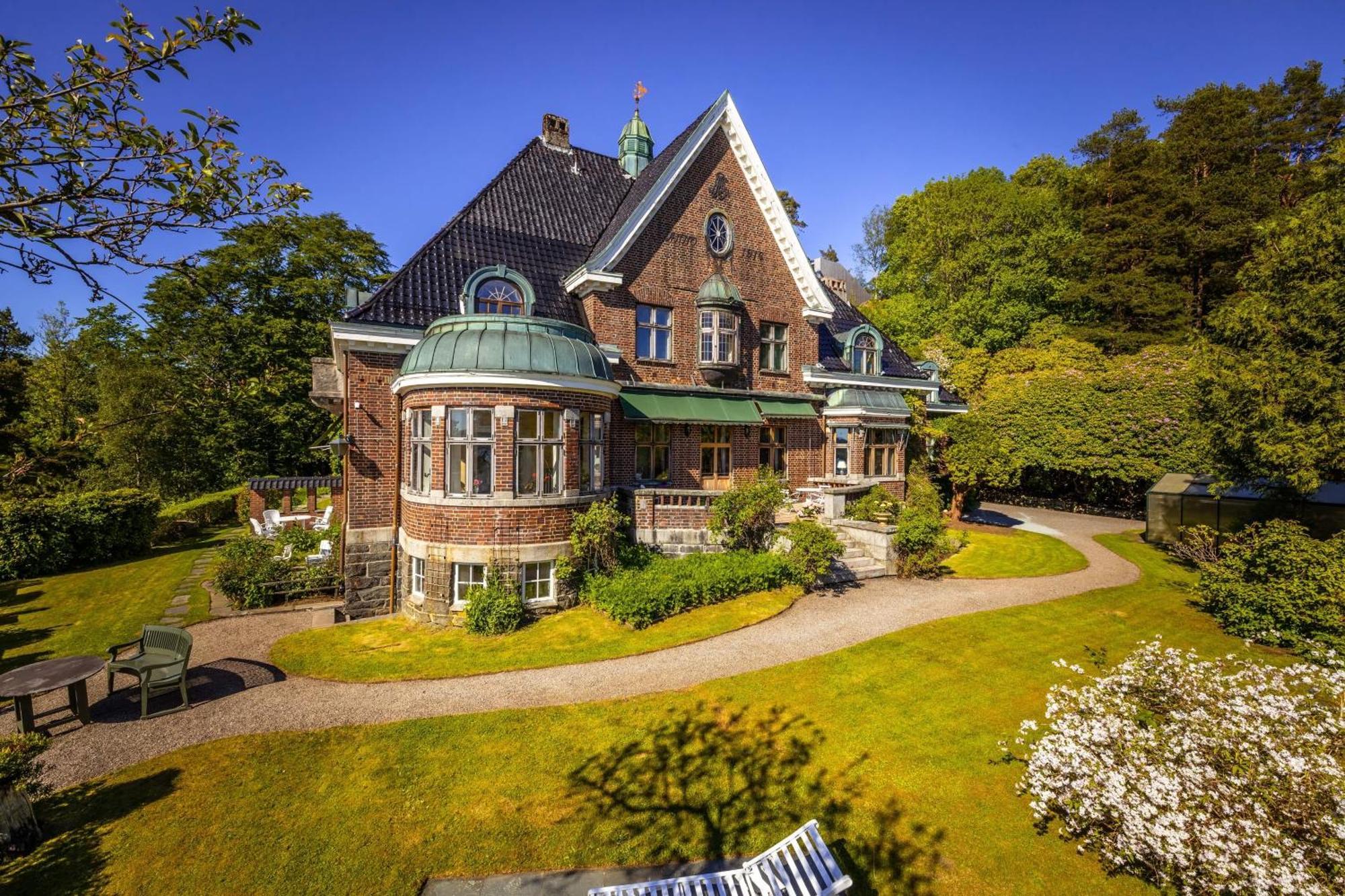 Unique Victorian With Private Coastline Villa Bergen