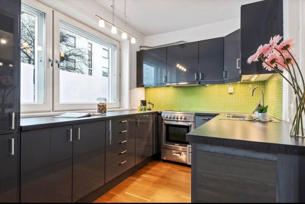 Super Cozy In The Heart Of City Apartment