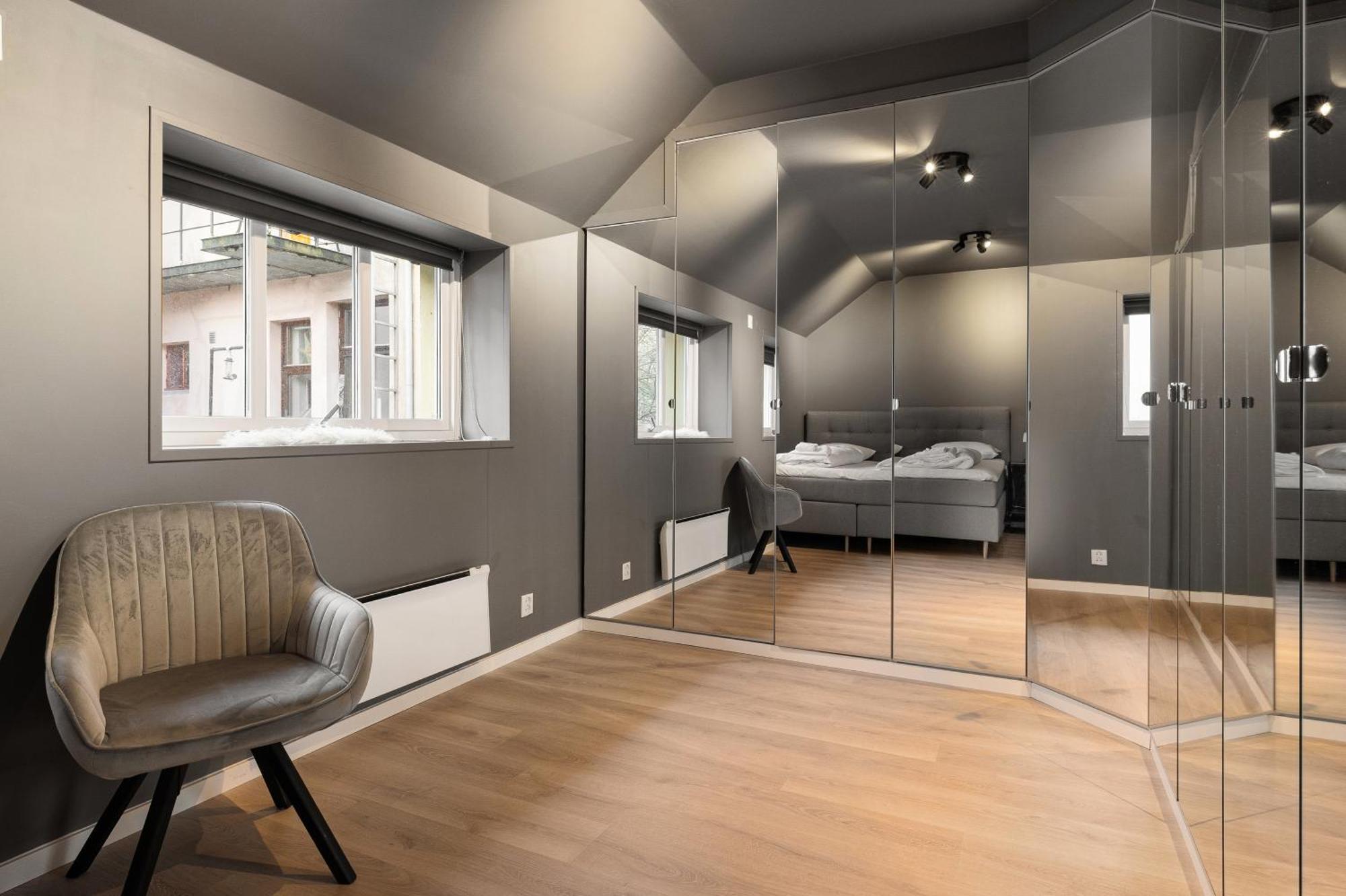 Homerentals L 120sqm Mid-central - King Beds - 500mbps Wi-fi *
