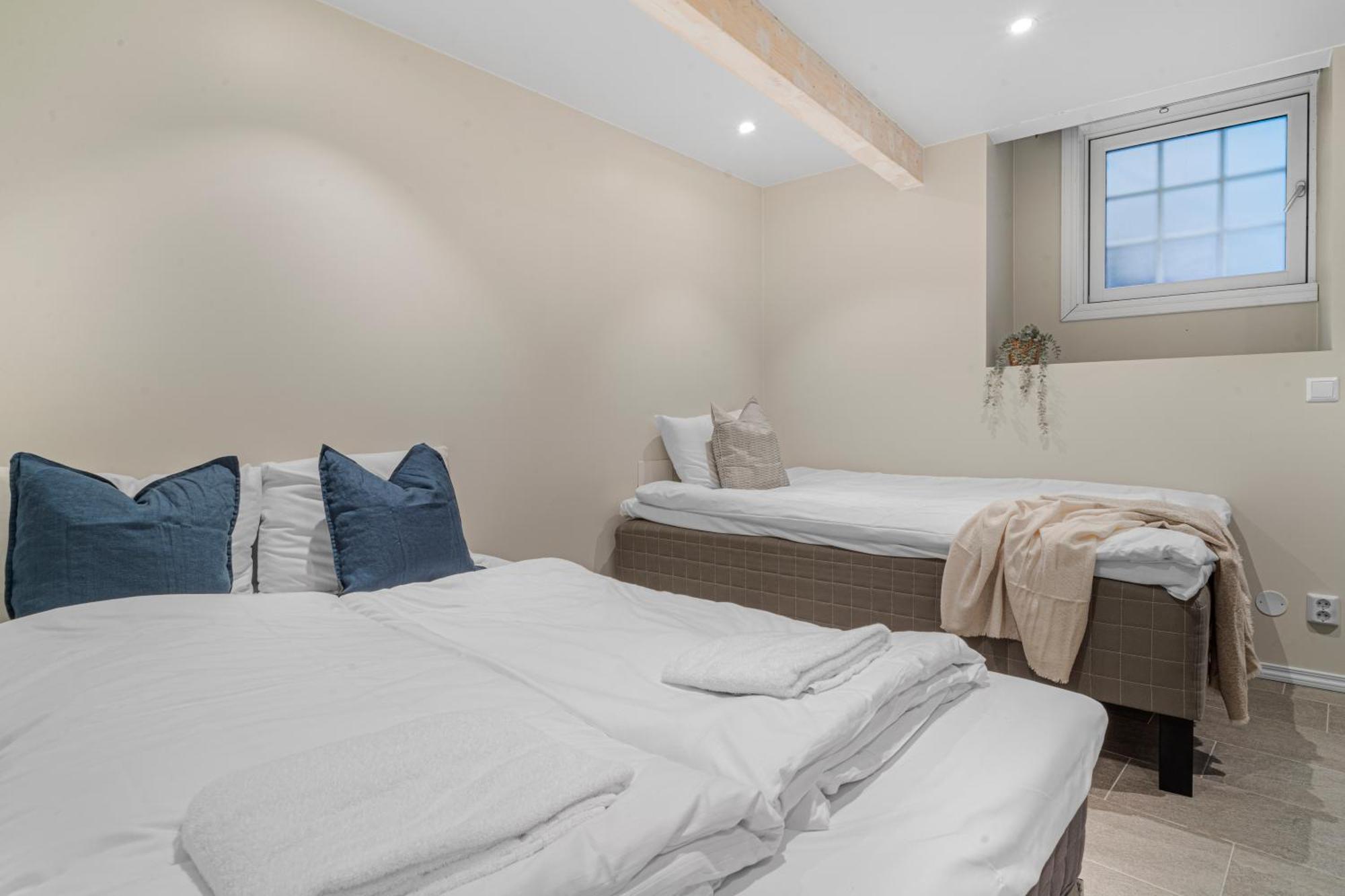 Four-story House! Newly Renovated! Apartment