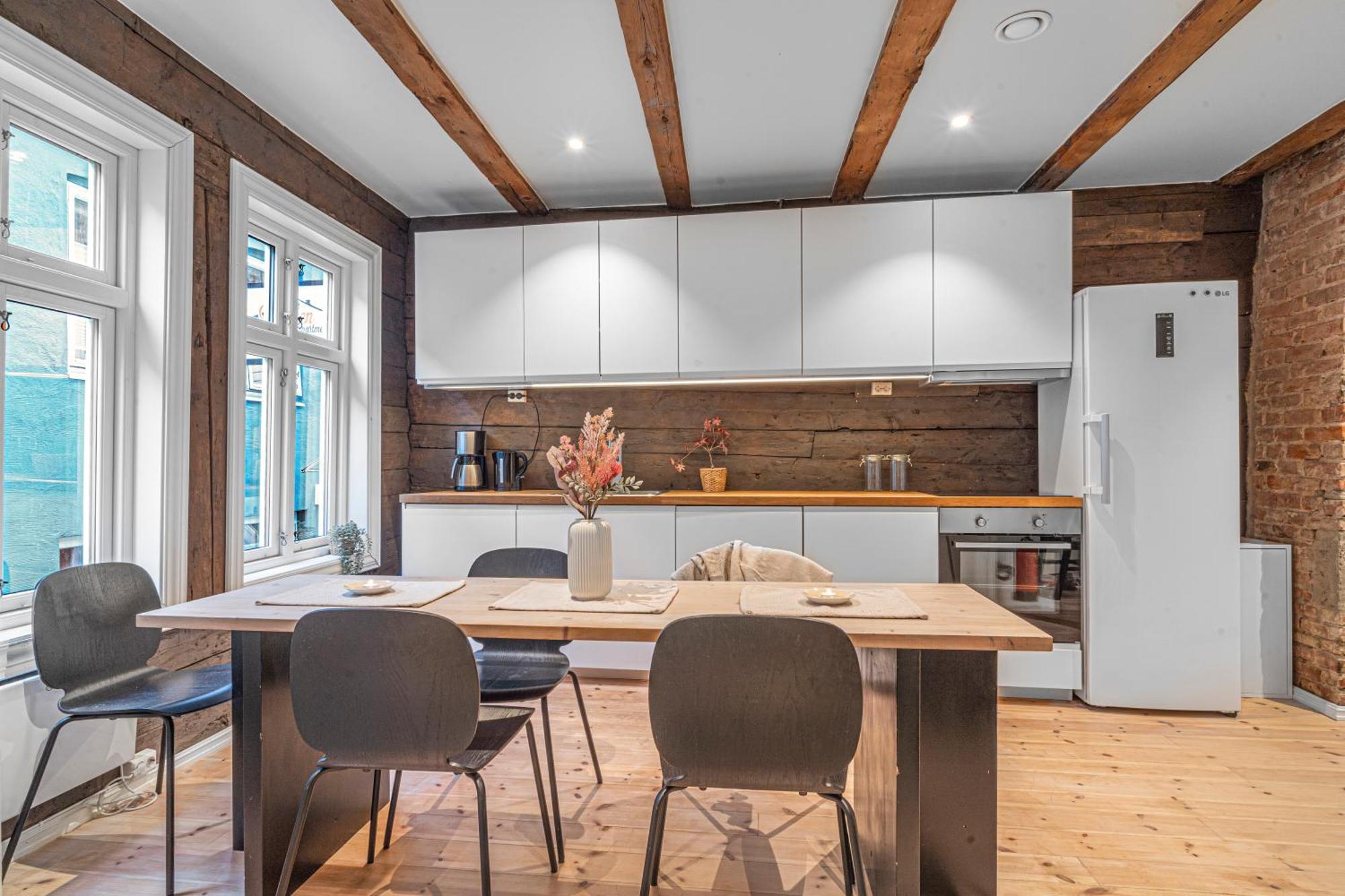 Four-story House! Newly Renovated! Bergen
