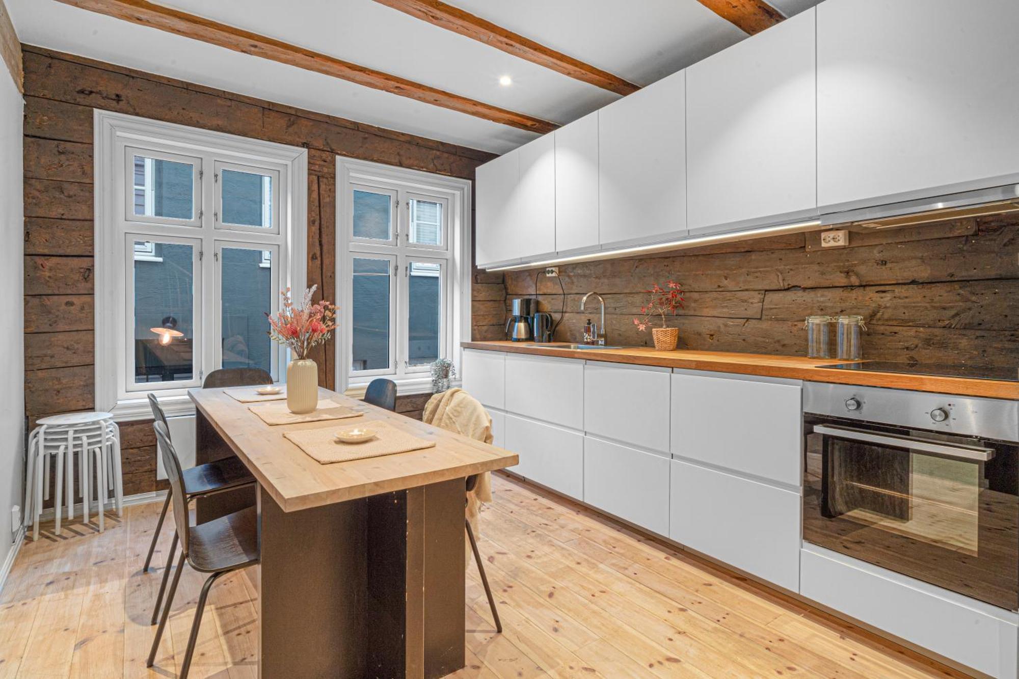 Four-story House! Newly Renovated! Apartment