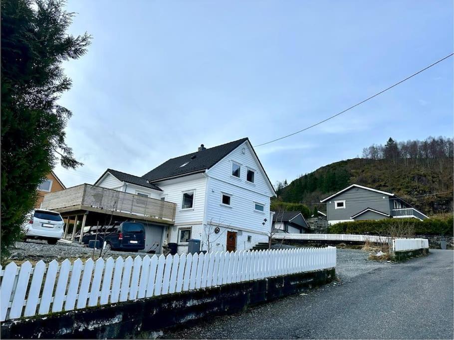 Stort, Koselig Hus I Naturomrade