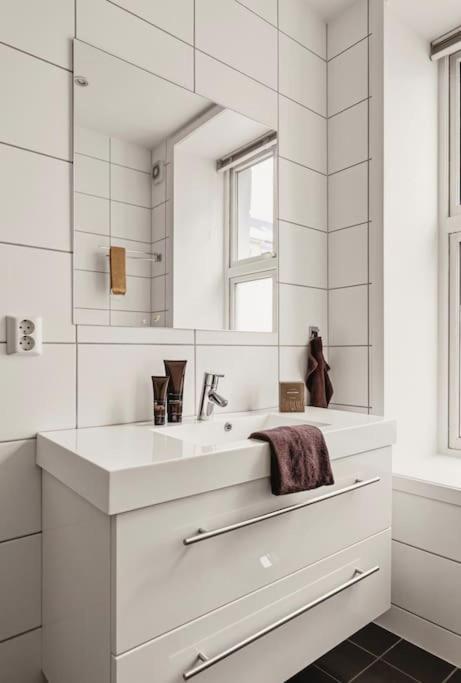 Apartment Centrally Located - Beautiful & Bright *