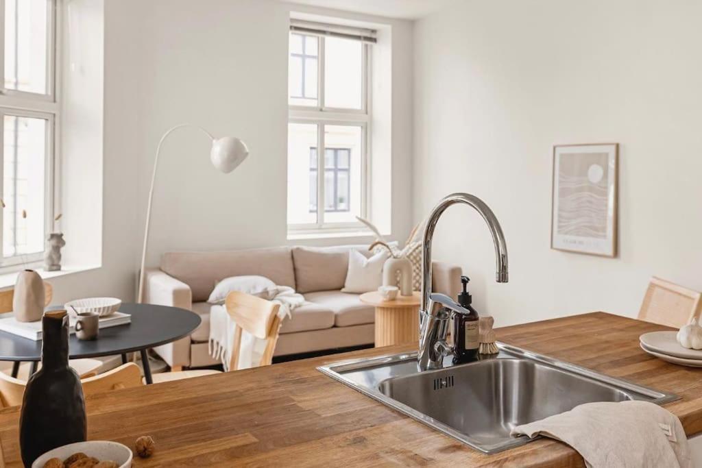 Apartment Centrally Located - Beautiful & Bright