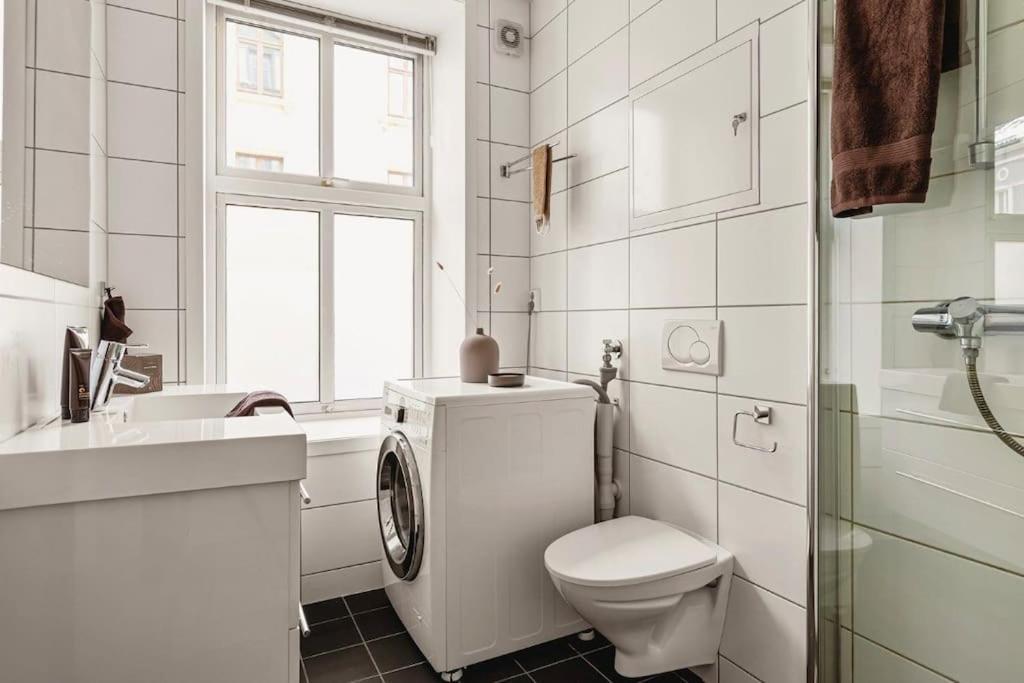 Centrally Located - Beautiful & Bright Apartment *