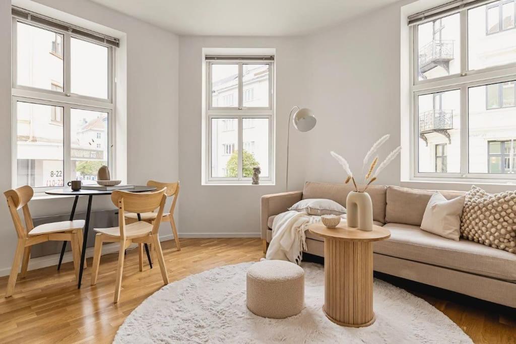 Apartment Centrally Located - Beautiful & Bright *