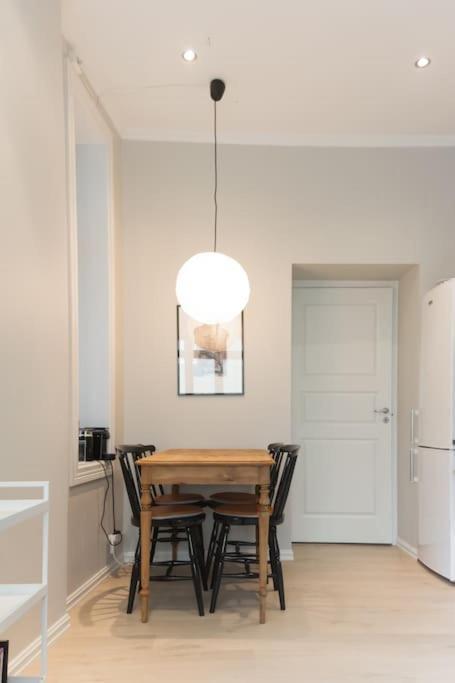 Apartment Dinbnb I Everything You Need - 4 Minutes To The City Train! *