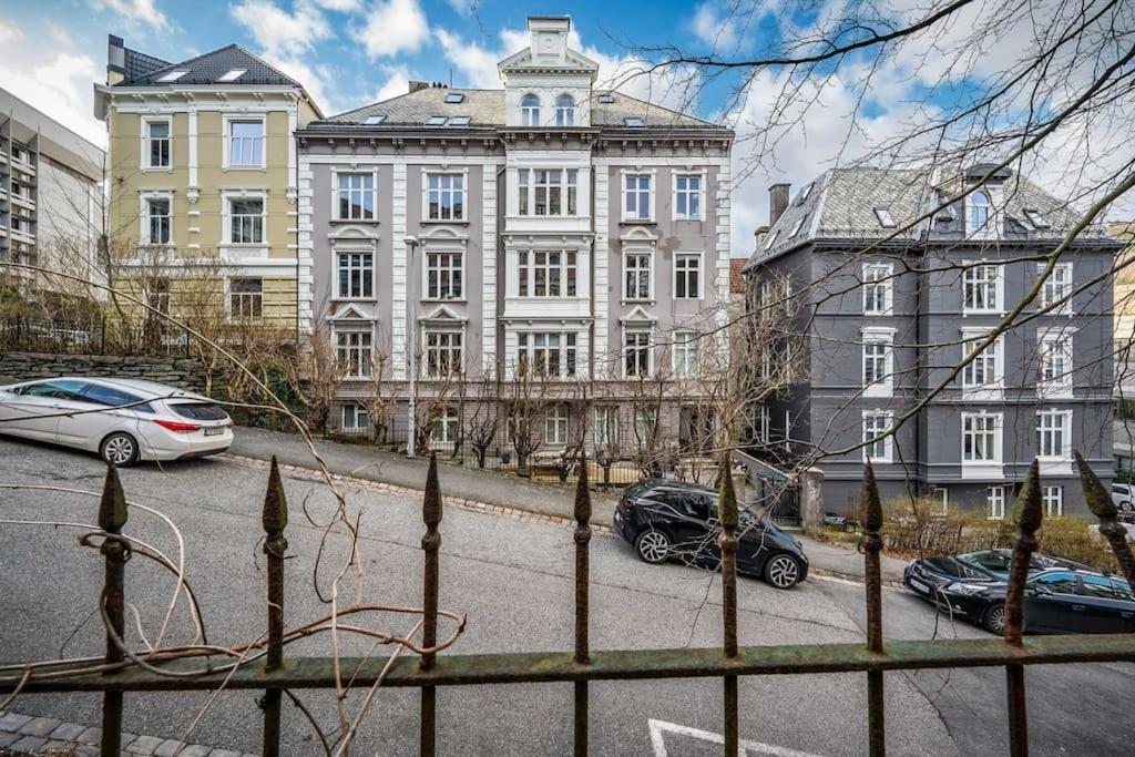 Apartment Dinbnb I Everything You Need - 4 Minutes To The City Train! *
