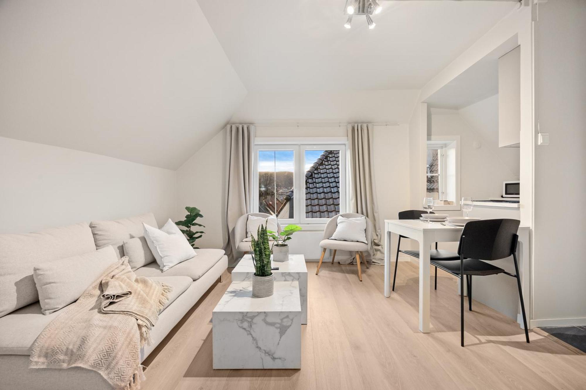 View To Bryggen - Renovated Dec 24 - Historic Cobblestone Street Apartment