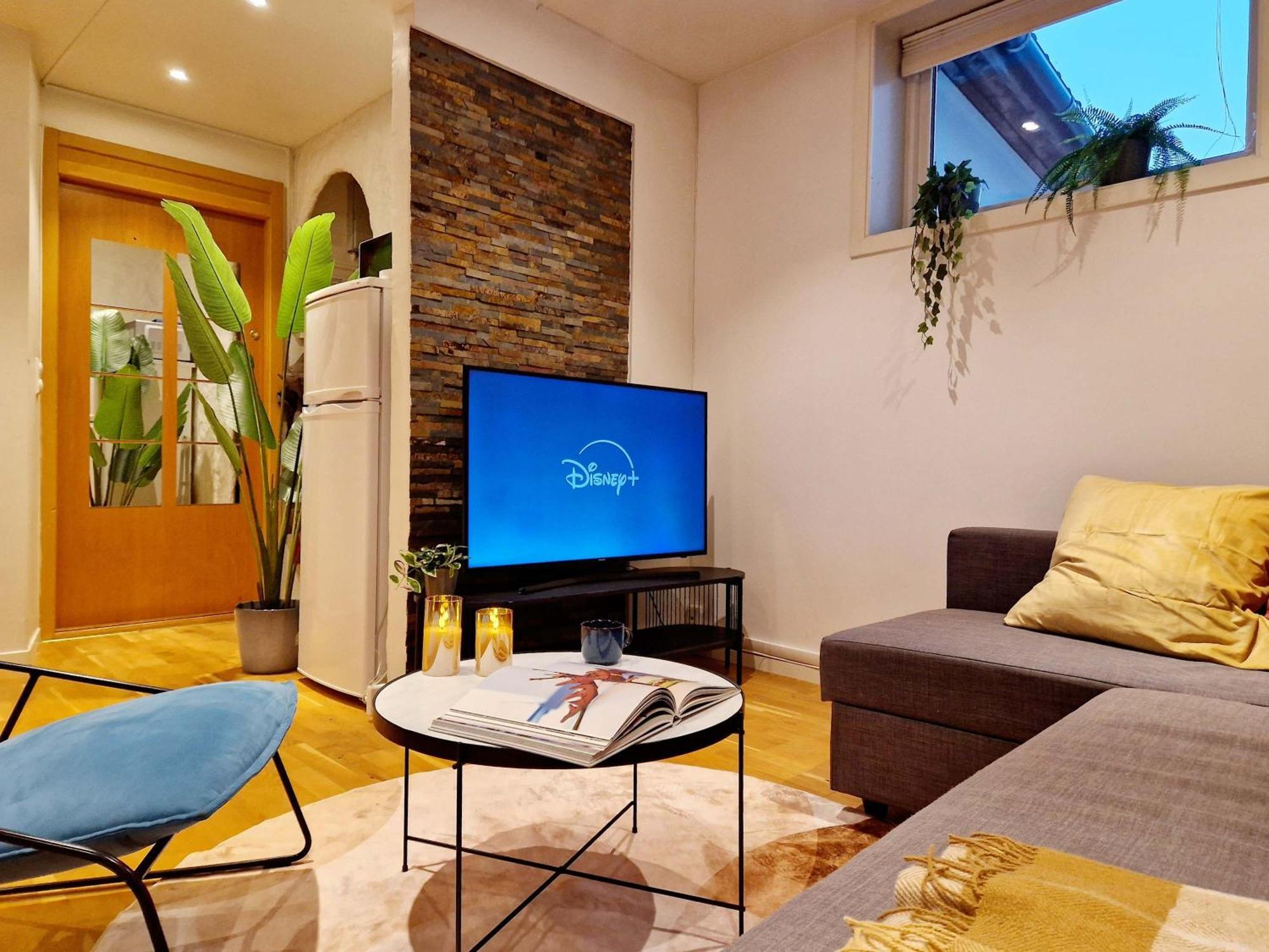 Apartment Center Retreat With King Bed *