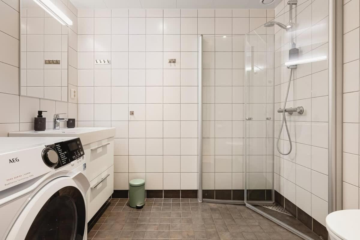Dinbnb I Oasis, Workspace & Elevator! Apartment