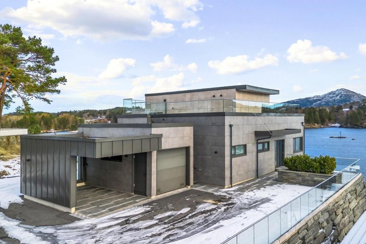 High-end With Private Rooftop And Sea Line