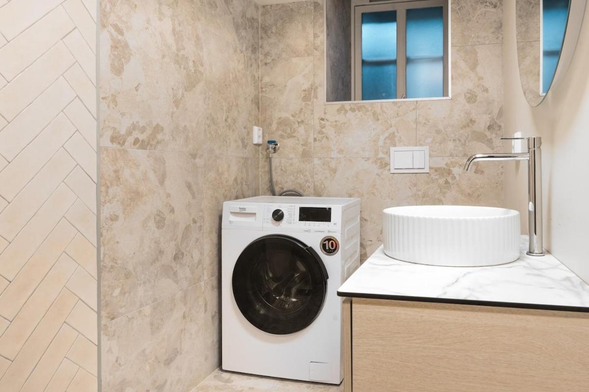 Private In Historic Street Apartment