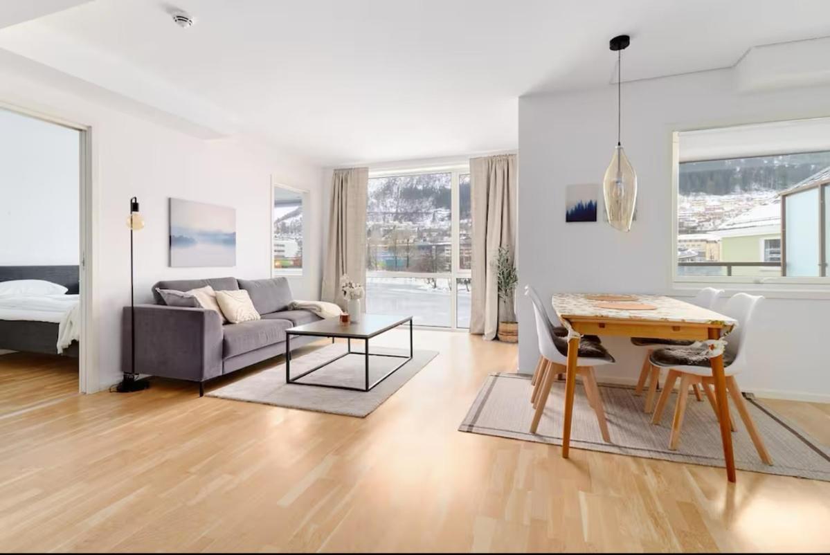 Căn hộ 2 Bedroom, View, Light Rail, *