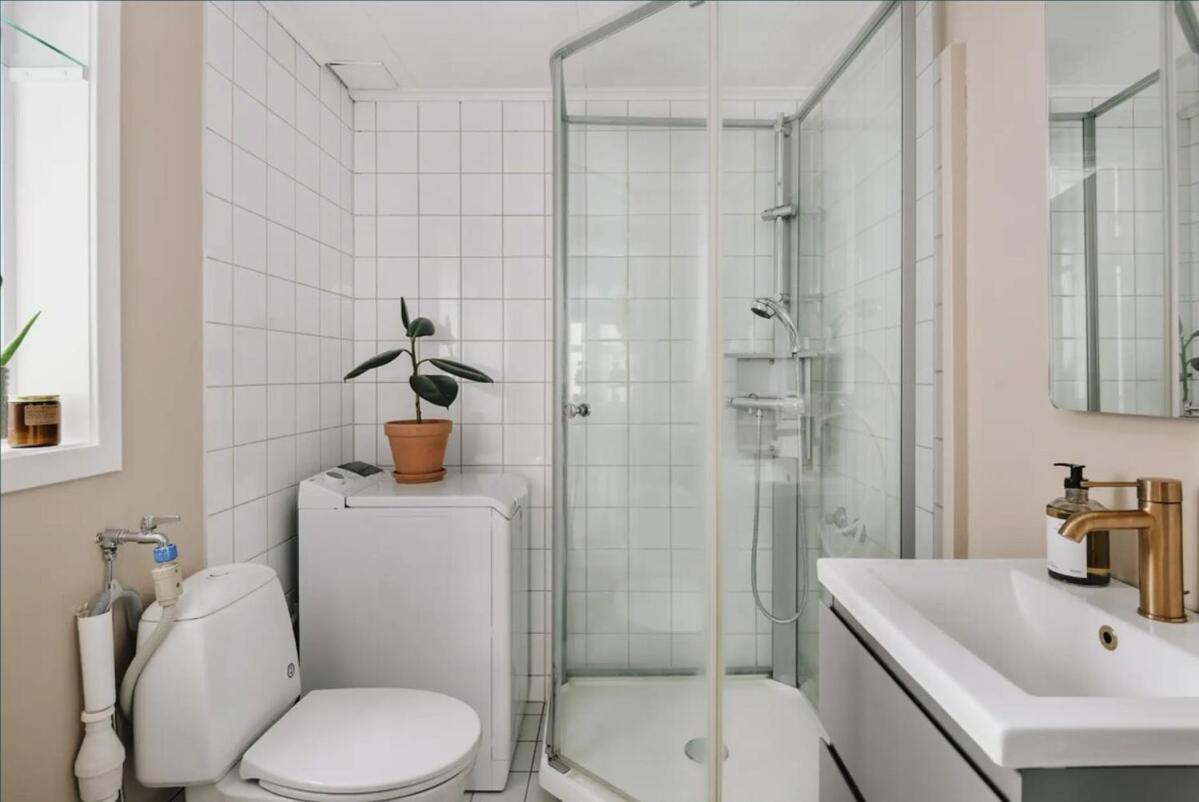 With 2 Bedrooms Apartment *