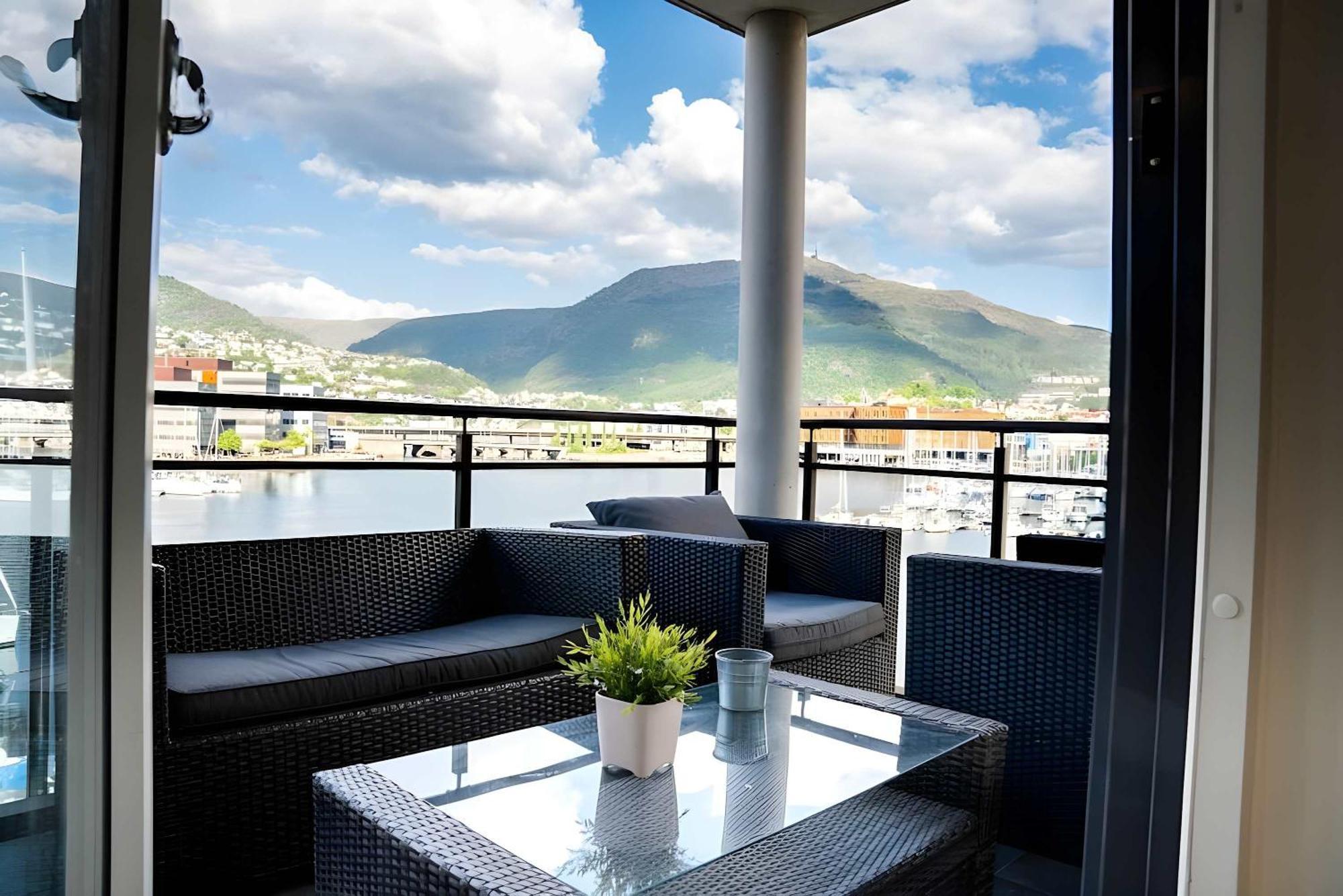 Spacious Waterfront Apartmnet
