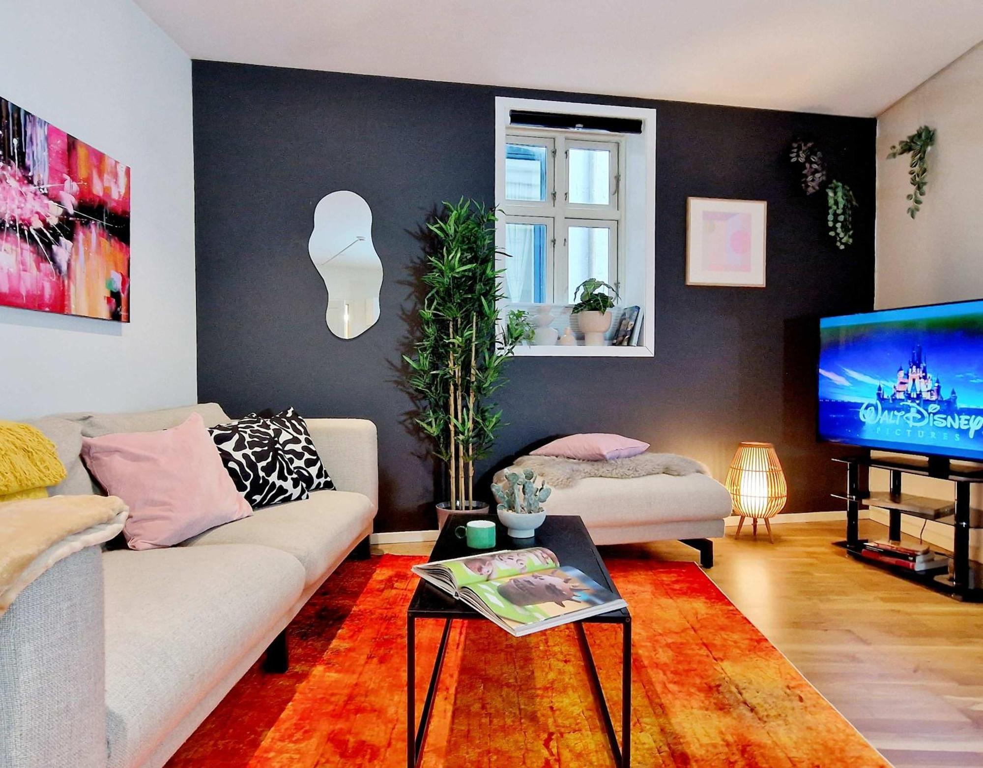 Prime Location Amazing King Bed Colorful Oasis *