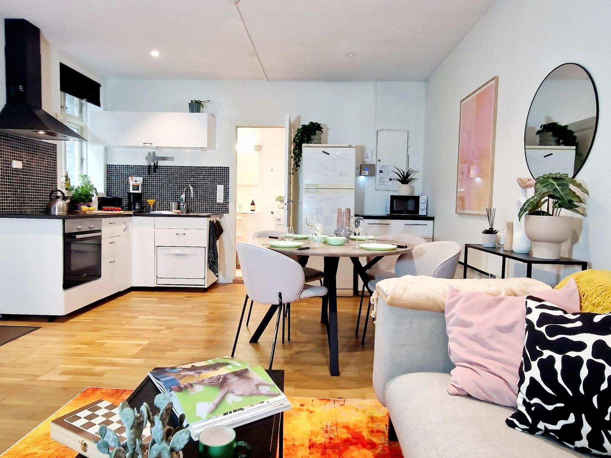 Prime Location Amazing King Bed Colorful Oasis Bergen