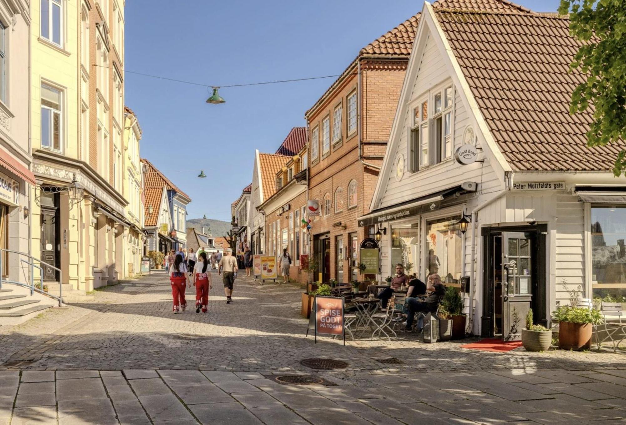 Nyrenovert Bergenshus Med Sjel I Stille Og Vakker Gagate, Midt I Hjertet Av Sentrum Bergen