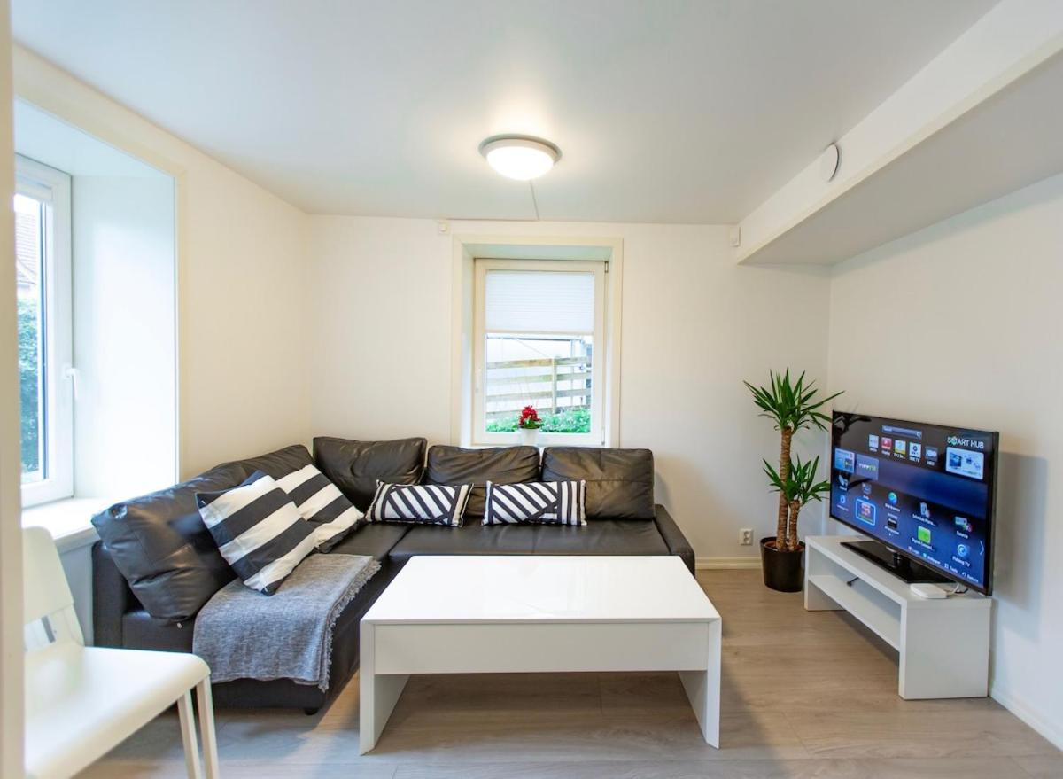 Kozy Near Center With Free Parking And Wifi