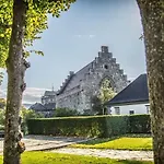 Superior 4 Bedroom Apartment