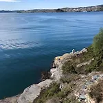 Koselig Nyoppusset 3 Roms Leilighet Med Egen Parkeringsplass I Rolige Omgivelse Naer Sjoen, 2 Mil Nord For Bergen Sentrum.