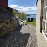Koselig Nyoppusset 3 Roms Leilighet Med Egen Parkeringsplass I Rolige Omgivelse Naer Sjoen, 2 Mil Nord For Bergen Sentrum.