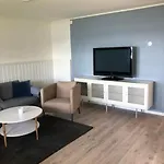 Koselig Nyoppusset 3 Roms Leilighet Med Egen Parkeringsplass I Rolige Omgivelse Naer Sjoen, 2 Mil Nord For Bergen Sentrum.